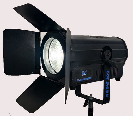 Généralité RGBW 300W Fresnel Spot Light (Objectif de Fresnel) fournisseur