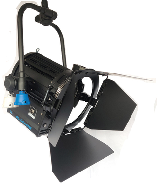 Généralité 100W LED Fresnel vidéo lumière haute CRI Tungstène Fresnel lumière avec joug à pôle fournisseur
