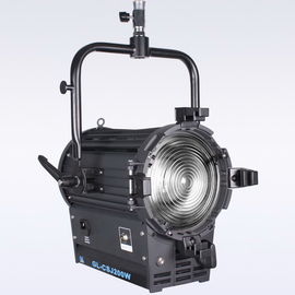 Sortie lumineuse élevée 200W LED Fresnel Light Daylight Batterie alimentée pour l'éclairage de cinéma et de studio ((Joc à pôle) fournisseur