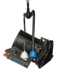 Généralité 100W LED Fresnel vidéo lumière haute CRI Tungstène Fresnel lumière avec joug à pôle fournisseur