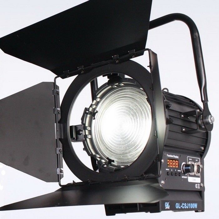 Sortie lumineuse élevée 200W LED Fresnel Light Daylight Batterie alimentée pour l'éclairage de cinéma et de studio ((Joc à pôle) fournisseur